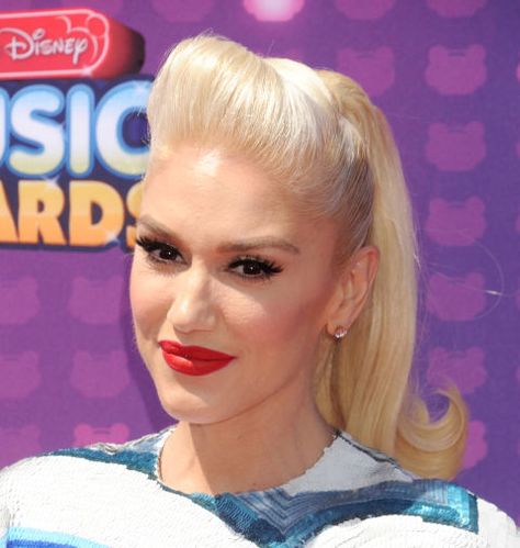 The queen of ponytails, Gwen Stefani loves to tease her hair at the crown before pulling her hair into a high style. Gwen Stefani Ponytail, Pink Ladies Hairstyles, Pinup Ponytail, 50s Ponytail, Priscilla Hair, Slickback Ponytail, Nintendo Halloween, Gwen Stefani Hair, Aubrey Peeples