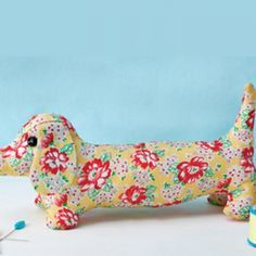 Free pattern for Dave Dachshund Doorstop Pattern, Diy Sy, Sewing Stuffed Animals, Sewing Toys, Dog Pattern, Love Sewing, Sewing Gifts, Dachshund Dog, Sewing For Kids