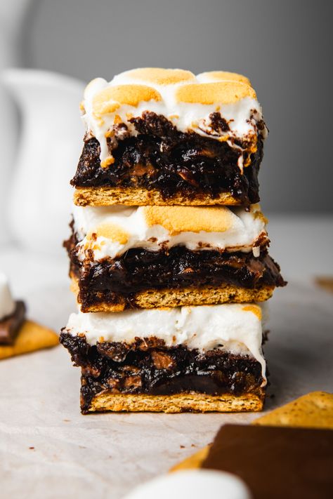 Gooey S'mores Brownies {No Campfire Needed!} Easy Smores, Smores Brownies, Summertime Snacks, Smores Dessert, Graham Cracker Cookies, Fudgy Brownie Recipe, Smore Recipes, Baking Humor, Chewy Brownies