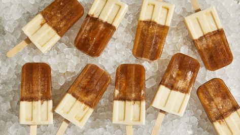 Fans of old-fashioned root beer floats have got to try this summer treat. Root Beer Popsicles, Root Beer Float Popsicles, Deserts Cakes, Frozen Deserts, Cookout Recipes, Ice Pop Recipes, Spicy Grilled Chicken, Grilling Ideas, Festive Recipes