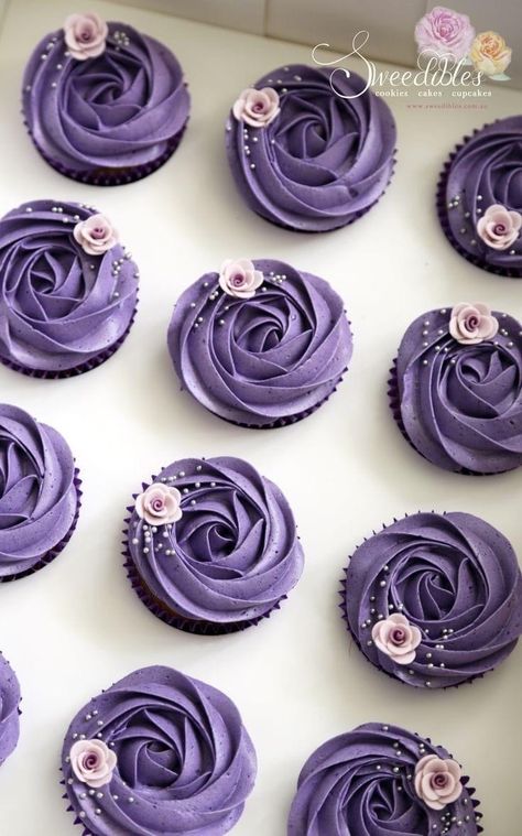 Purple Buttercream Cupcakes, Cupcakes Decoration Purple, Dark Purple Cupcakes, Chocolate Cupcake Design, Purple Cupcakes Ideas, Cupcake Designs Birthday, Purple Flower Cupcakes, Elegant Cupcake Designs, Cupcakes Purple