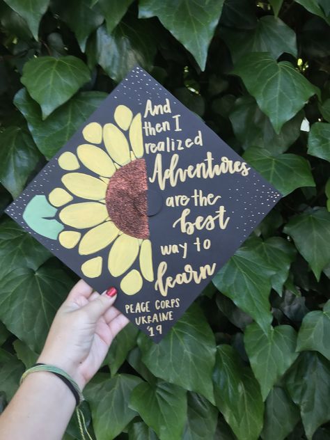 Hand painted sunflower grad cap Graduation Cap Sunflower Ideas, Hand Painted Graduation Cap, Grad Cap Sunflower, Graduation Cap Designs Art Major, Teacher Cap, Graduation Cap Flowers Painted, High School Graduation Cap, College Graduation Cap Decoration, Grad Cap Designs