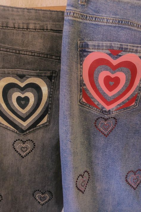 Painting Jeans For Seniors, Painting Ideas Jeans, Diy Shoe Customization, Heart Painted Jeans, Pant Pocket Design Paint, Pant Pocket Painting, Painting Jean Pockets, Things To Paint On Jeans Pockets, Pants Painting Ideas Aesthetic