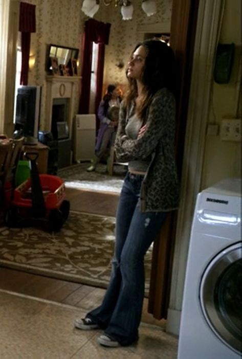 Fiona Gallagher Winter Outfits, Fiona Gallagher Body Type, Fiona Gallagher Outfits Season 1, Fiona Gallagher Inspired Outfits, Rock Mom Style Outfits, Fiona Gallagher Aesthetic Outfits, Shameless Outfits Aesthetic, Fiona Gallagher Style, Faye Chamberlain Outfits