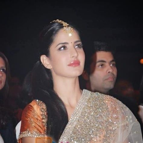 90s Bollywood Fashion, Bollywood Aesthetic, Katrina Kaif Photo, 90s Bollywood, Indian Photoshoot, Indian Cinema, Indian Dresses Traditional, Vintage Bollywood, Model Inspo