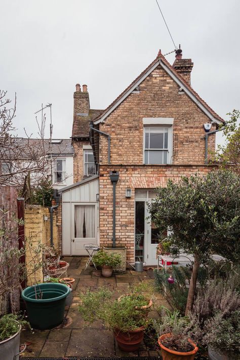 English Terrace House Interior, House And Garden Uk, Tiny Cottage Interior, Small English Cottage, British Cottage Interior, Terrace House Interior, Small Cottage Interiors, Cottages Interiors, Cottage Tour