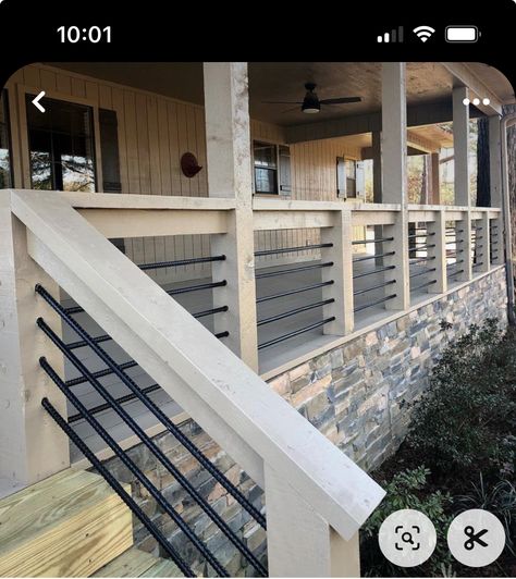 Porch Railing Ideas Farmhouse, Rebar Railing, Front Porch Railing Ideas, Porch Railing Ideas, Deck Railing Diy, Porch Railing Designs, Deck Stair Railing, Metal Deck Railing, Front Porch Deck