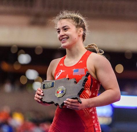 Helen Maroulis, Wrestling Diet, Olympic Wrestling, 5sos Funny, Wrestling Singlet, Weird Vintage, Mma Boxing, Sports Aesthetic, Workout Aesthetic