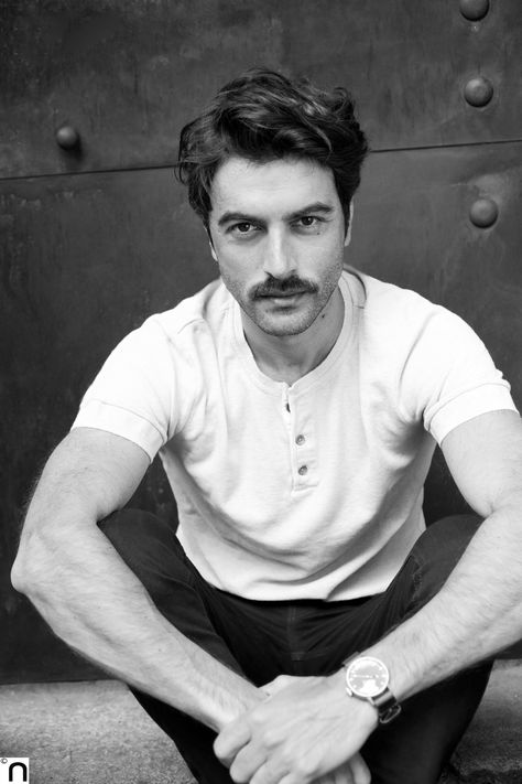 JAVIER REY ARRASA EN VELVET: EL DANDY DETRAS DEL MOUSTACHE – Blog de Los Angeles Jonny Depp Beard Style, Vietnamese Male Models, Beard Photography Man Portrait, Tom Hardy Mustache, Men Mustache, Johnny Depp Moustache, Moustache Style, Cool Mustaches, Moustaches Men