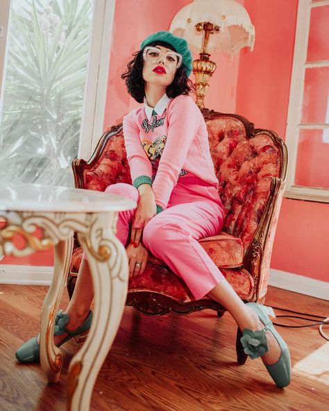 undefined Amy Roiland, Maximalism Fashion, Green Outfits For Women, Fire Shoes, Mode Rose, Eccentric Style, Nerd Fashion, Print Swimsuit, Pink Outfit