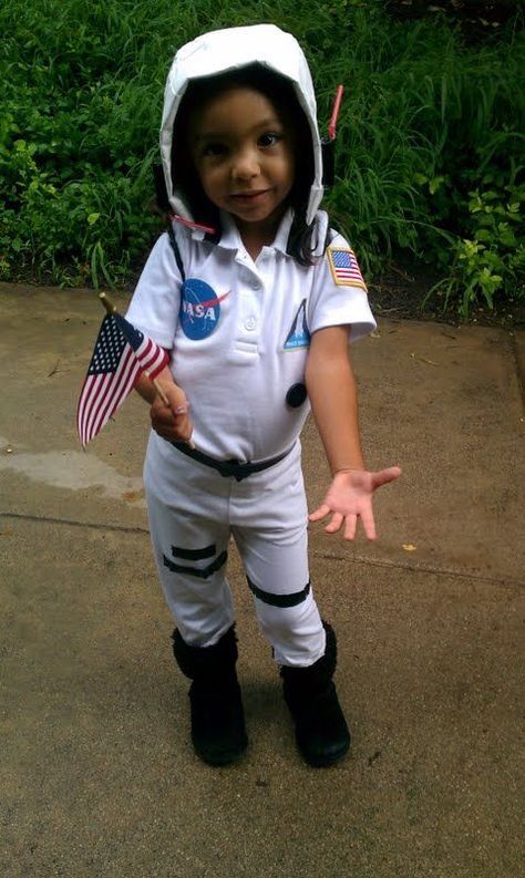 DIY Astronaut Halloween Costume Idea 5 Astronaut Costume Diy, Diy Astronaut Costume, Nasa Costume, Diy Astronaut, Space Girl Costume, Space Suit Costume, Kids Astronaut Costume, Astronaut Halloween Costume, Astronaut Halloween