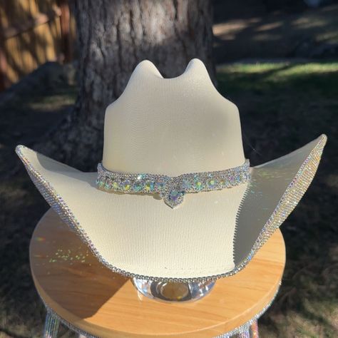 Cowgirl Birthday Outfit, Surprise Dance Outfits, Space Costume, Cowgirl Hats Western, Bridesmaids Outfits, Sweet 15 Party Ideas Quinceanera, Space Costumes, Wedding Parties Pictures, Surprise Dance