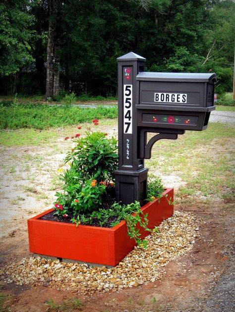 25 Mailbox Landscaping Ideas for the Best Curb Appeal Mailbox Landscaping Ideas, Mailbox Landscape, Mailbox Planter, Mailbox Garden, Mailbox Makeover, Large Pavers, Mailbox Landscaping, Planter Box Plans, Painted Mailboxes