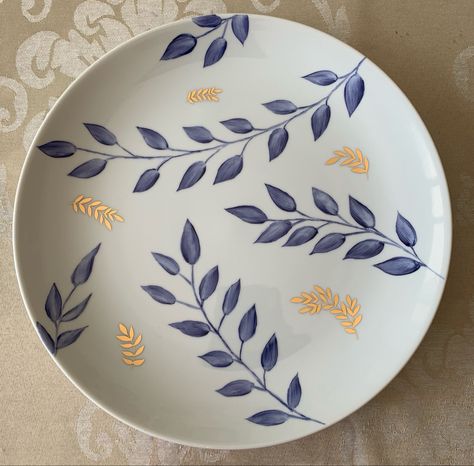 Minimalistic Pottery Painting, Pottery Painting Ideas Plates Floral, Ceramic Plate Painting Ideas Aesthetic, Pottery Painting Vase Ideas Design, Simple Ceramic Painting, Painted Plate Designs, Porcelain Plate Painting, Simple Painted Pottery, Pottery Bowl Designs Painting