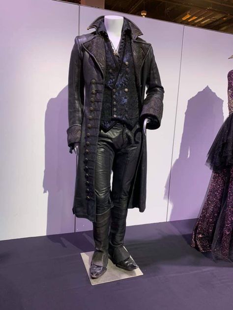 Dark Pirate Outfit Male, Pirate Captain Outfit Male, Victorian Split Skirt, Vampire Hunter Aesthetic Outfit, Pirate Captain Outfit, Once Upon A Time Hook, Warlock Aesthetic, Hook Costume, Captain Hook Costume