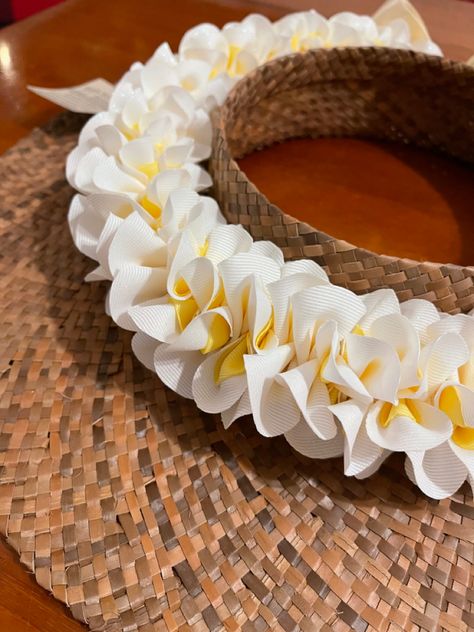 Plumeria Ribbon Lei, Hawaiian Flower Crown, Origami Ribbon, Graduation Leis Diy, Flower Lei, Ribbon Lei, Handmade Gifts Diy, Diy Fashion Projects, Hawaiian Lei