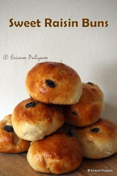 Bakery Buns, Indian Bakery, Raisin Buns, Milk Bread Recipe, Raisin Recipes, Bakery Treats, Sweet Roll Recipe, Pembuat Roti, Baking Buns