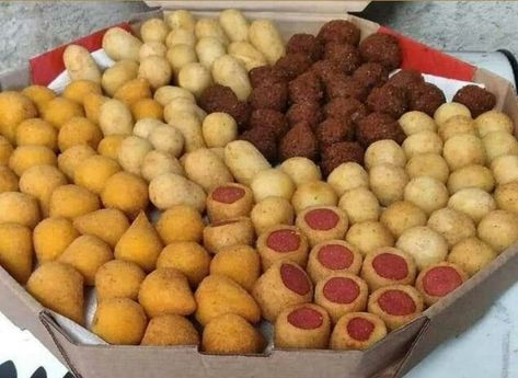 Curso de salgadinhos de festa deliciosos, tudo de um jeito fácil e prático de fazer , bolinha de queijo, coxinha, risole entre outros salgados delicioso😋😋 Party Food Buffet, Birthday Brunch, Healthy Food Motivation, Night Snacks, Cute Cakes, Food Cravings, Cute Food, Aesthetic Food, Party Food