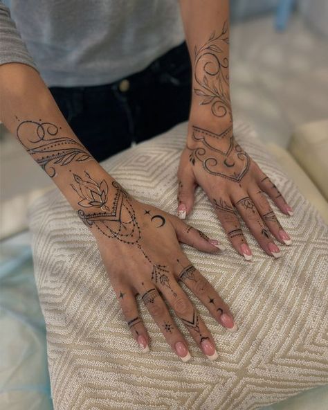 Henna Style Hand Tattoos For Women, Henna Hand Tattoos For Women, Mandala Hand Tattoo For Women, Mandala Hand Tattoo, Trippy Tattoo Ideas, Lace Sleeve Tattoos, Trippy Tattoo, Mandala Hand Tattoos, Jagua Henna