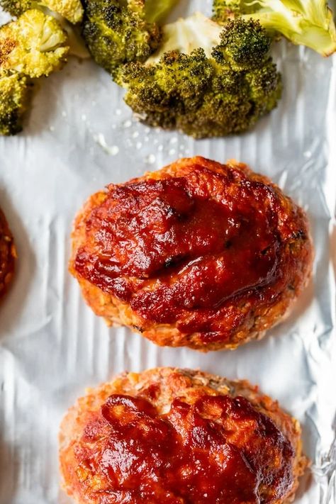 Sheet Pan Turkey Meatloaf and Broccoli - Skinnytaste Sheet Pan Turkey Meatloaf, Sheet Pan Turkey, Meatloaf With Bbq Sauce, Classic Meatloaf Recipe, Cooking Oatmeal, Turkey Meatloaf, Points Recipes, Quick Meal, Skinny Taste Recipes