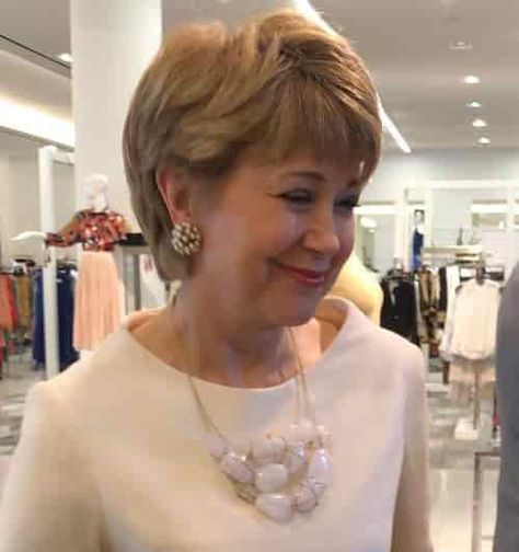 Jane Pauley Haircuts [1988 - Till Date] - Hairshepherd Cool Haircuts For Women, Youthful Face, Jane Pauley, Celebrities Hairstyles, Hairstyles Celebrities, Women Haircut, Hair Cuts 2017, Women Celebrities, Nails Valentines