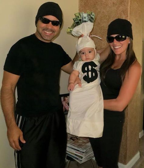 Robbers with their bag of money!! Halloween costume idea for an infant and parents :) Money Halloween Costume, Family Costumes With Baby, Robber Costume, Bag Of Money, Family Themed Halloween Costumes, Themed Halloween Costumes, Baby Halloween Outfits, 1st Halloween