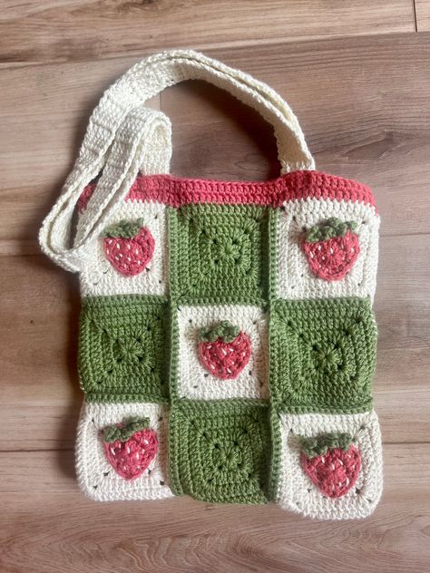 Straps For Crochet Bag, Crochet Patterns Tote Bag, Crochet Tote Bag Ideas, Strawberry Crochet Bag, Crochet Patterns Bag, Crochet Strawberry Bag, Crochet Bag Ideas, Crochet Totes, Strawberry Tote Bag