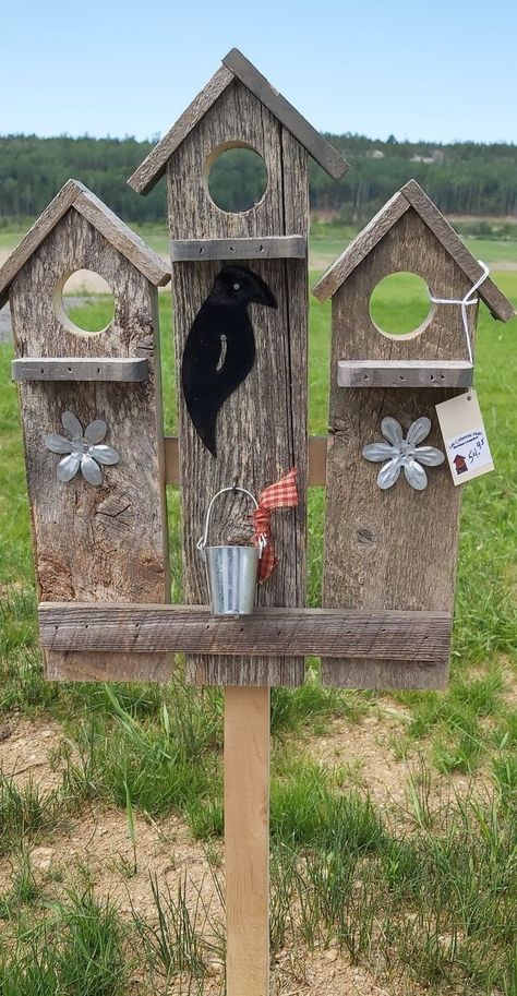 Picket Fence Bird Houses, Birdhouse Garden Stakes, Bird House Fence Picket, Fence Board Signs, Picket Fence Crafts, Season Craft, Garden Fence Art, Homemade Bird Houses, Wood Yard Art