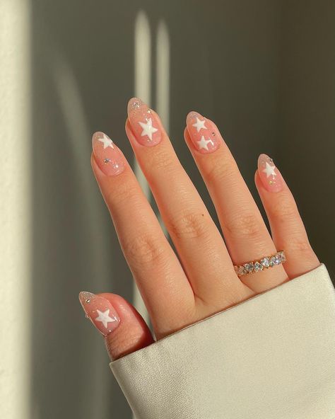 Posted by Zoe Scott: If you're gearing up for a vacation, chances are you're already mulling over the perfect outfits, accessories, and, of course, that all-important soci... Short Nails For Vacation, Vacation Nail Inspo Simple, Nails Acrylic Summer 2024, 6th Grade Nails, Nail Ideas Preppy, Summer Nail Ideas Square, Fun Nails Summer, Short Graduation Nails, Cute Preppy Nails