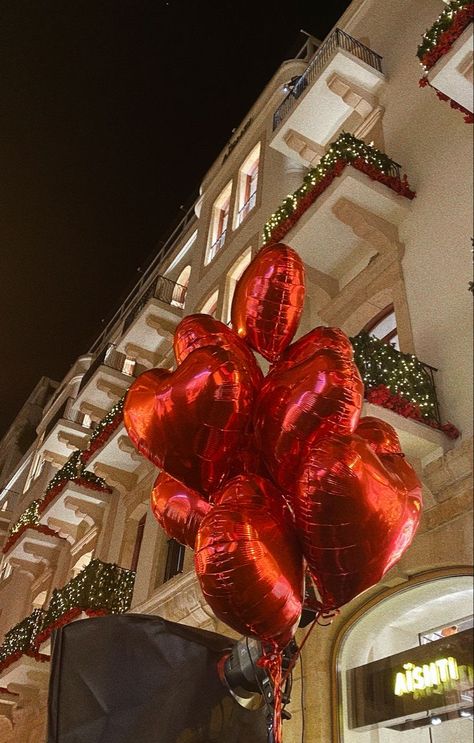 Red Happy Aesthetic, Red Heart Balloons Aesthetic, Christmas Hearts Wallpaper, Christmas Heart Wallpaper, Red Balloons Aesthetic, Heart Balloons Aesthetic, Heart Balloons Wallpaper, Red Aesthetic Valentines, Red Christmas Wallpaper Aesthetic