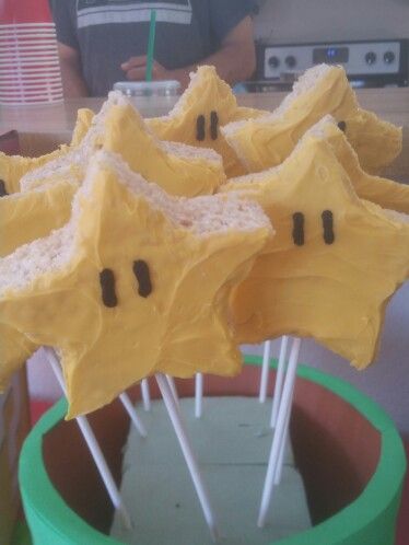 Super mario star rice crispy treats Mario Star Rice Crispy Treats, Star Rice Crispy Treats, Mario Treats, Super Smash Bros Party, Nintendo Birthday Party, Mario Kart Party, Mario Room, Mario Star, Super Mario Bros Party