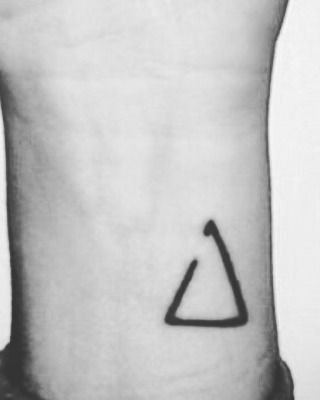 18 petits tatouages qui ont une grande signification Delta Tattoo, Triangle Tattoos, Three Dots, New Tattoo, Symbolic Tattoos, Design Reference, New Tattoos, Jesus Fish Tattoo, Triangle Tattoo