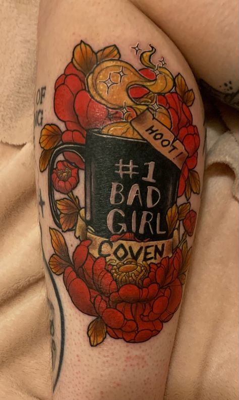 Tatouage du personnage d’Ida dans the owl « bad girl coven » avec des fleurs rouges, de la potion et des étoiles Eda Tattoo, Amphibia Tattoo, Owl House Tattoo, France Toulouse, House Tattoo, Cup Tattoo, Home Tattoo, The Owl House, Toulouse