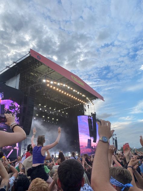 Music Festivals Aesthetic, Board Masters Festival, Festival Aethstetic, Music Festival Photos, Leeds Festival Aesthetic, Reading Festival Aesthetic, Boardmasters Festival, Festival Crowd, Leeds Fest