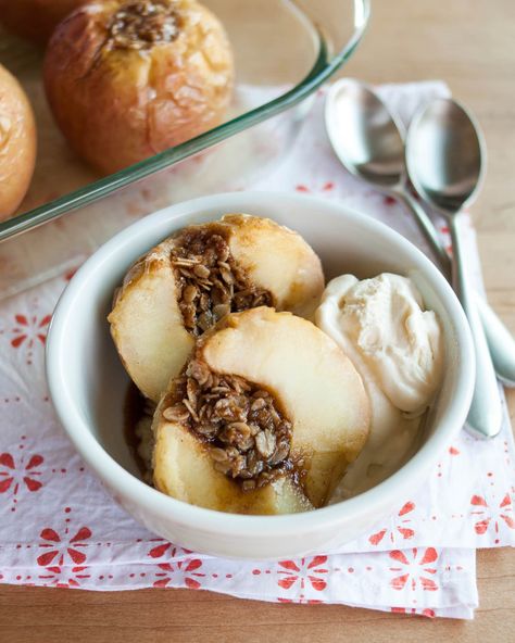 Baked Apples Stuffed with Oatmeal and Brown Sugar Soft Apples, Oatmeal Baked, Stuffed Apples, Brown Sugar Oatmeal, Fall Apple Recipes, Brown Sugar Recipes, Warm Desserts, Baking Inspiration, Mini Pizzas