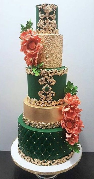 Emerald Wedding Cake, Wedding Cake Emerald Green, Emerald And Gold Wedding, Indian Wedding Cake, Cupcakes Flores, Green And Gold Wedding, Quince Cakes, Green Wedding Cake, Offbeat Wedding