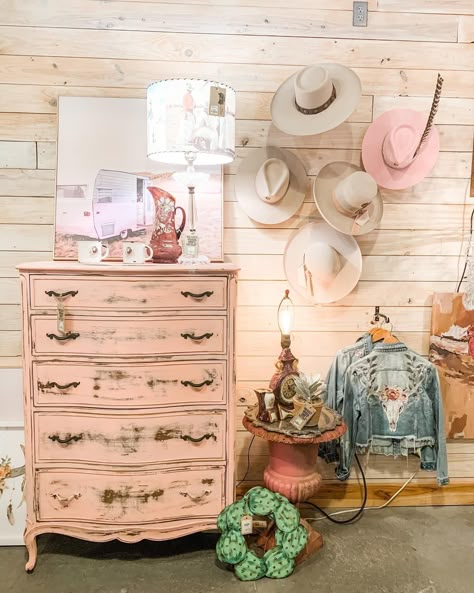 Pink Country Aesthetic Room, Dolly Themed Room, Teen Cowgirl Bedroom, Cowgirl Themed Bedroom, Cowgirl Chic Bedroom, Cowgirl Theme Room, Pink Country Room, Cowgirl Toddler Room, Vintage Cowgirl Bedroom