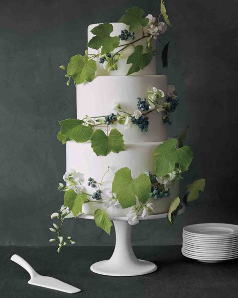 Bring your vineyard wedding cake to live with grapevines. Cake With Vines And Flowers, Cake With Grapes Decoration, Wedding Cake Fruit And Flowers, Vineyard Wedding Cake, Rustic Wedding Cake With Fruit, Small Wedding Cakes, Fresh Flower Cake, Floral Wedding Cakes, Wedding Cake Table