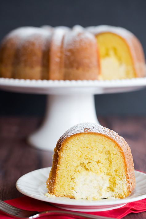 Twinkie Bundt Cake - This homemade Bundt version of the popular Twinkie dessert features a vanilla pound cake with a tunnel of that glorious cream filling! Filled Bundt Cake, Twinkie Desserts, Twinkie Cake, Bundt Cake Recipes, Vanilla Pound Cake, Inside Cake, Cream Filling, Cake Fillings, Bundt Cakes Recipes