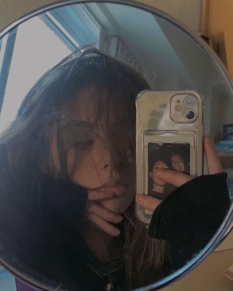 Aesthetic Mirror Pictures, Small Mirror Selfie Aesthetic, Mirror Polaroid Pictures, Small Mirror Poses, Small Mirror Aesthetic, Creative Mirror Selfie, Small Mirror Selfie Poses, Photo Mirror, Aesthetic Mirror Pics