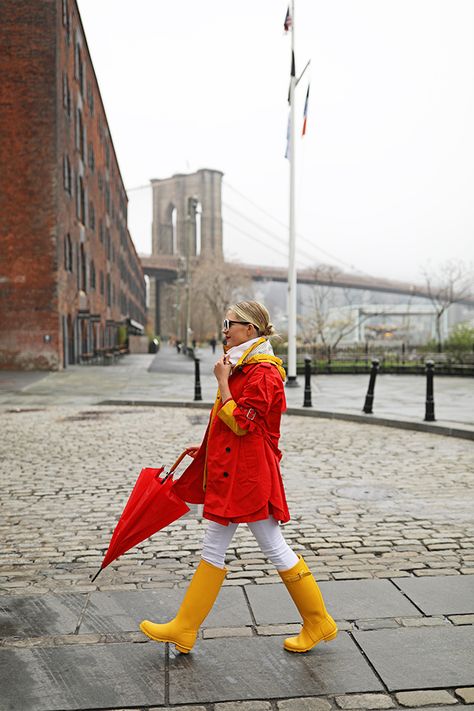 Yellow Hunter Boots Outfit, Yellow Hunter Boots, Rainy Outfit, Rain Boot Outfit, Winter Vacation Outfits, Rain Outfit, Womens Rubber Boots, Hunter Wellies, Outfit Retro