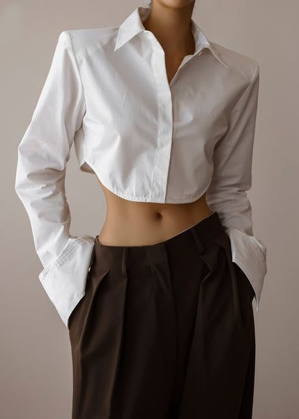 Uma Cropped Shirt - White – The Frankie Shop Cropped White Shirt Outfit, Cropped White Shirt, Ropa Upcycling, Cropped Button Up Shirt, White Fits, Cropped Button Down, Tshirt Outfit, Simple Wardrobe, Queer Fashion