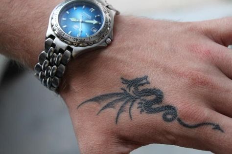 Small Dragon Tattoo, Dragon Hand Tattoo, Herren Hand Tattoos, Small Dragon Tattoos, Small Dragon, Tattoo Dragon, Dragon Tattoo For Women, The Girl With The Dragon Tattoo, Cool Arm Tattoos