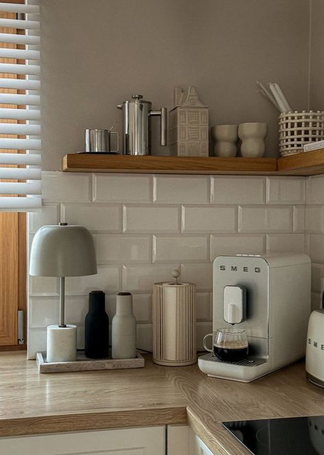 Aesthetic Coffee Bar, Café Aesthetic, Coin Café, Nespresso Coffee, Cleaning Kitchen, Kitchen Organisation, Coffee Bar Home, Aesthetic Kitchen, Small Kitchen Decor