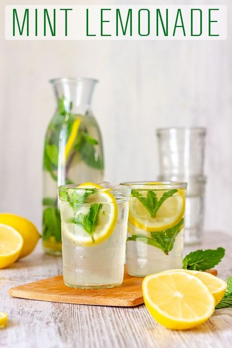 This homemade mint lemonade is refreshing, tasty and perfect for summer parties. This summer drink is made with fresh lemon juice and fresh mint and only takes minutes to make. #happyfoodstube #mint #lemonade #drink #recipe #summer #healthy #detox #vegan #refreshing #paleo via @happyfoodstube Fresh Summer Drinks, Fresh Drink Recipes, Detox Drinks Flat Tummy, Mint Lemonade Recipe, Veggie Juice, Mint Lemonade, Natural Detox Drinks, Lemon Drink, Mint Recipes