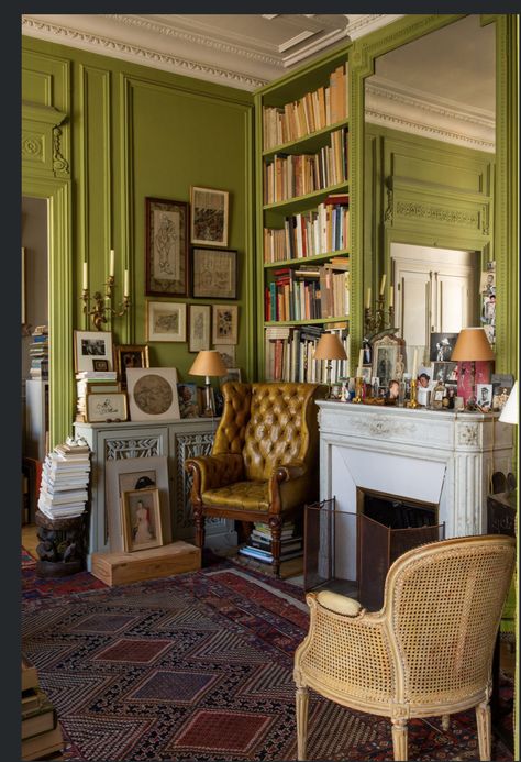 Maximalist Living Room, Deco Studio, Casa Country, Casa Vintage, Green Walls, Decoration Inspiration, House Room, Home Library, A Living Room