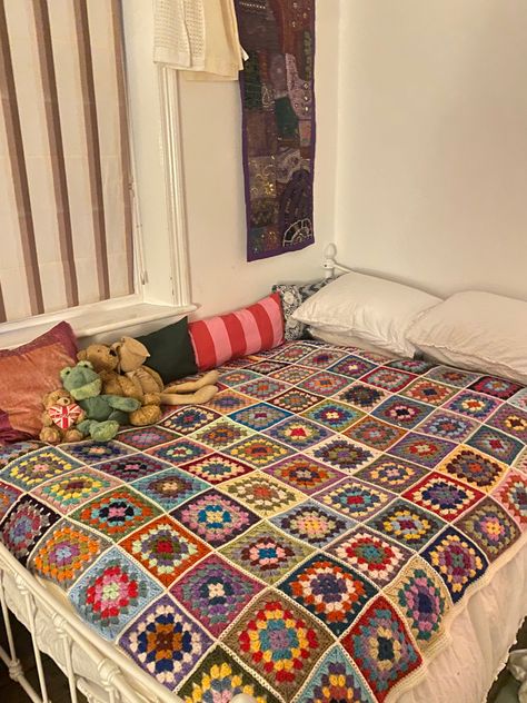 Crochet Throw Blanket Aesthetic, Aesthetic Granny Square Blanket, Basic Granny Square Blanket, Dorm Crochet, Crochet Blanket Aesthetic, Crochet Blanket Sweater, Crochet Bedsheets, Crochet Angel Pattern, Linen Stitch