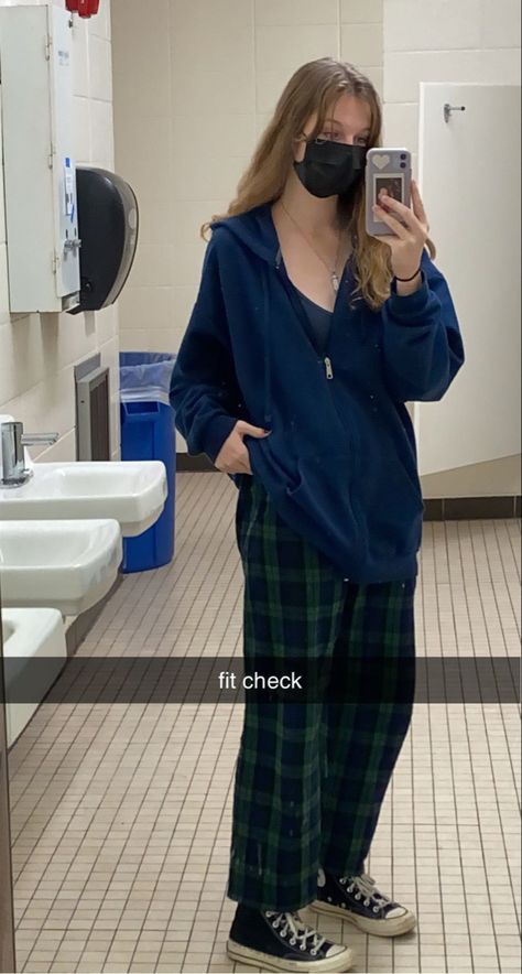 Pajamas At School Aesthetic, Outfits With Pajama Pants For School, Cute Comfy Pajama Outfits, Black Sweatpants Outfit Grunge, Styling Pj Pants, Aesthetic Pajama Outfit Grunge, Baggy Pjs Outfit, Cute Outfits With Pajama Pants, Pajamas At School