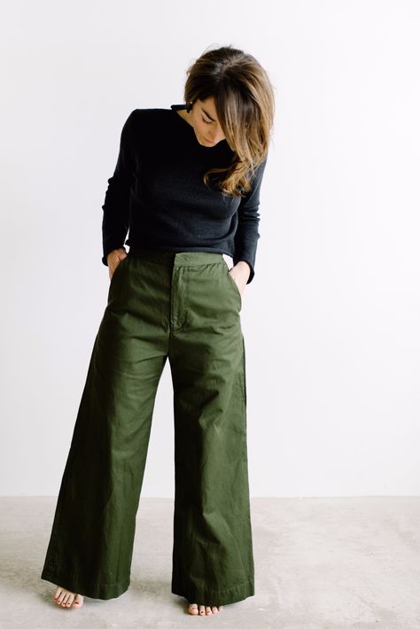 Green Loose Pants Outfits, Green Wide Leg Pants Outfit, Casual Friday Work Outfits, Friday Outfit For Work, Mode Pastel, Green Pants Outfit, Culotte Style, Wide Leg Pants Outfit, Look Boho Chic