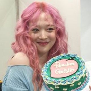 Olivia✨ on Instagram: “She looked like art.” Peach Jelly, Sulli Choi, Pretty Angel, Like Art, Merch Store, Pretty Smile, Best Kpop, Kpop Merch, Pink Hair